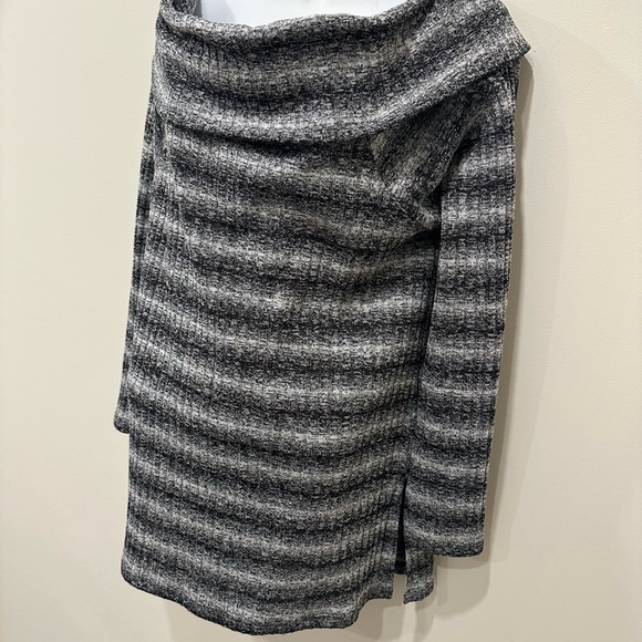 Vince Camuto Women's Off the Shoulder Top - Picture 5 of 6